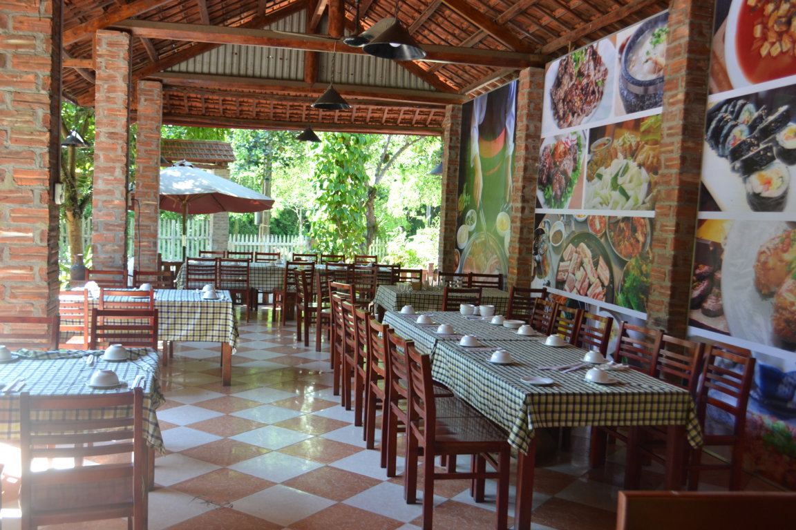 what-to-eat-in-ha-giang-city-nha-hang-ngoi-do